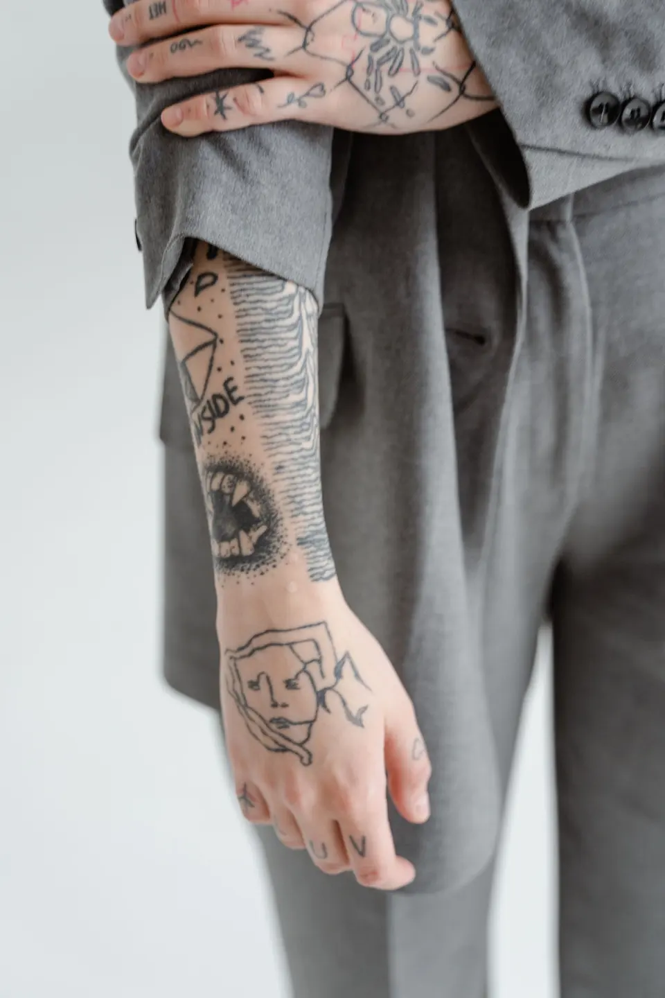 Bilekten ele dotwork — dövme çalışması