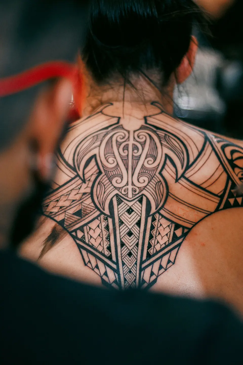 Sırtta grafik blackwork — dövme çalışması